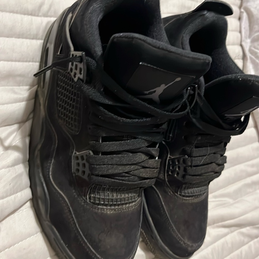 I’m selling Jordan 4 black cats size 9